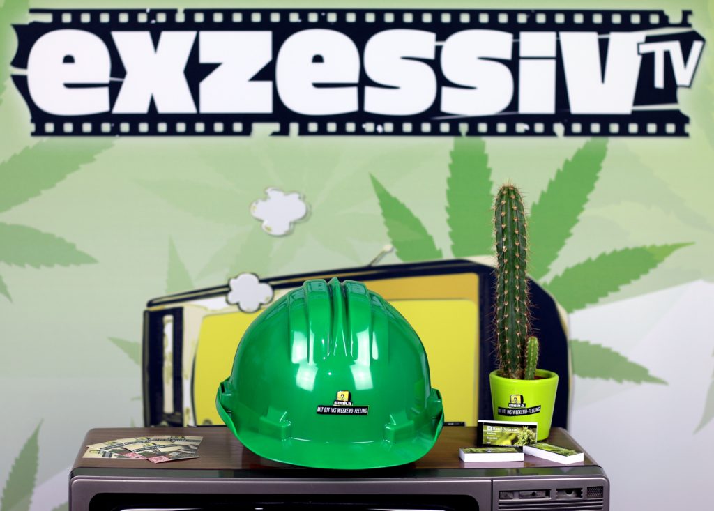 Der grüne Exzessiv-Bauhelm im Studio von Exzessiv TV